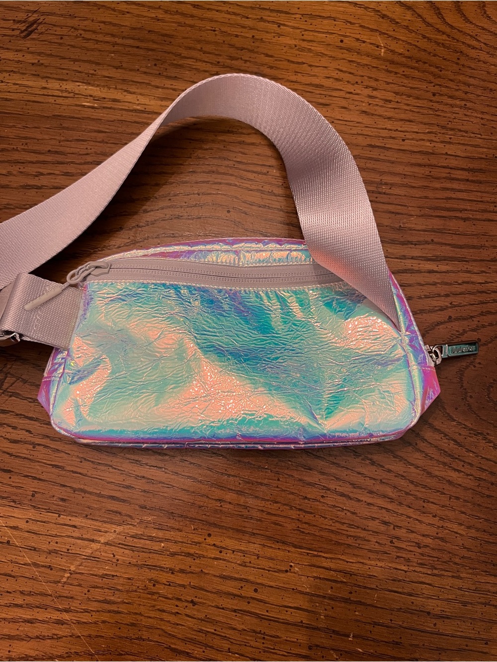 Lululemon Everywhere Belt Bag 1L in the Iridescent Silver holographic colorway - Picture 6 of 12